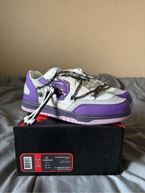 White and Purple Low-Top Men's Sneakers with Chain Accent
